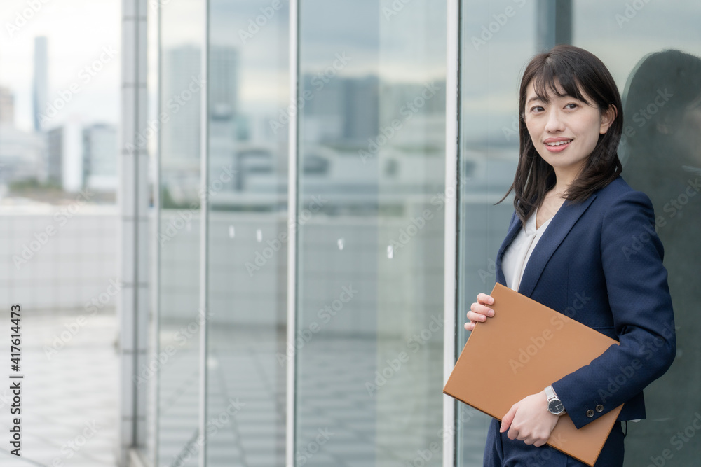 スーツの女性 スーツの女性