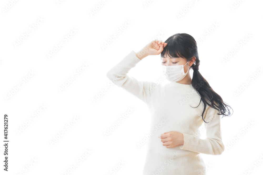 マスクを装着する若い女性