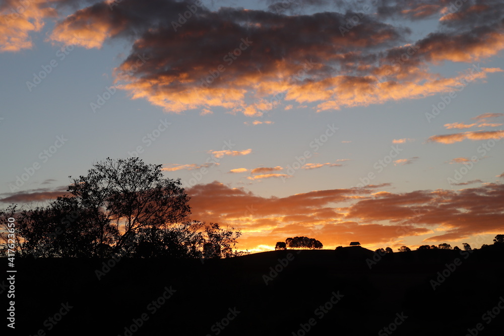 Pôr do sol na serra em Tapira, Minas Gerais | Sunset at the mountain range in Tapira city, Minas Gerais state, Brazil.