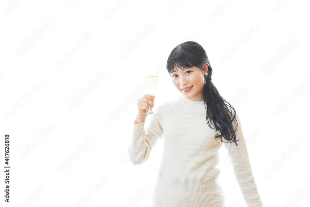 ワインを飲む若い女性