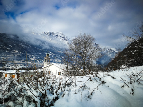 Paese di montagna icoperto di neve in un giorno di'inverno