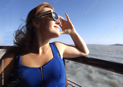 Młoda kobieta opalająca się w trakcie rejsy statkiem