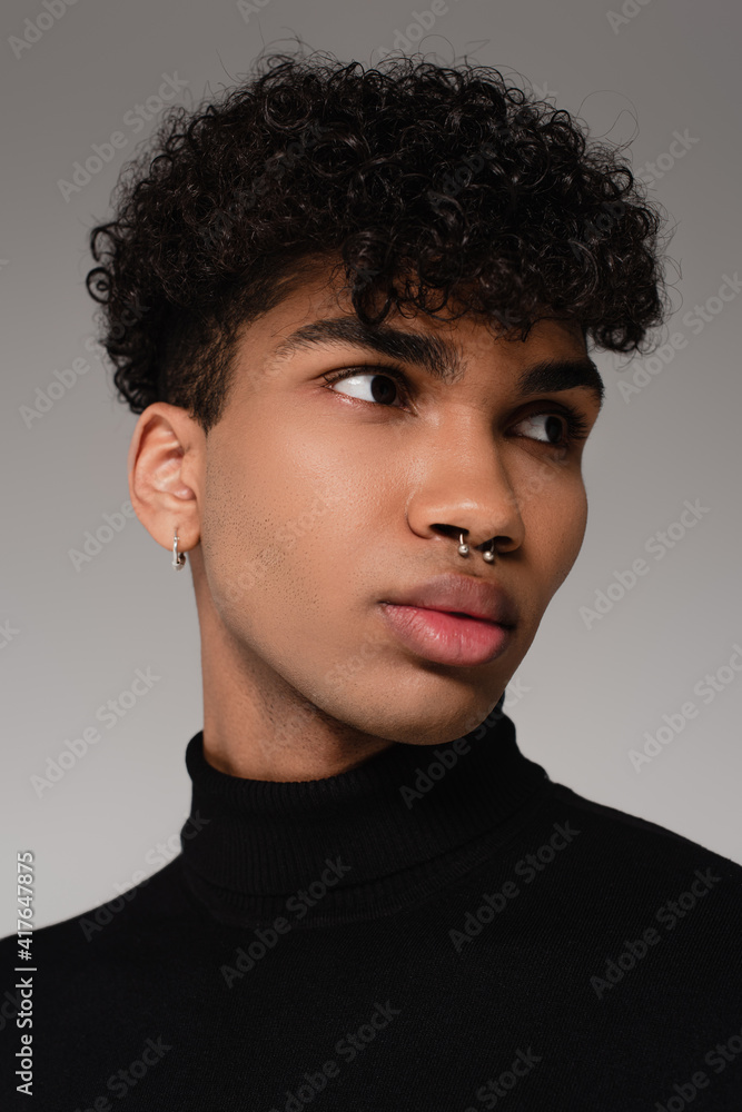 Obraz premium young african american man in black turtleneck sweater looking away isolated on gray