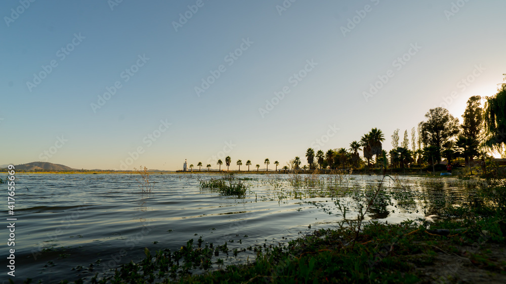Obraz premium riverbank sunset