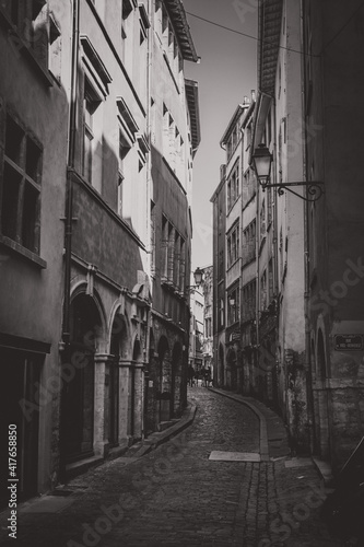 narrow street in old Lyon © Derrida