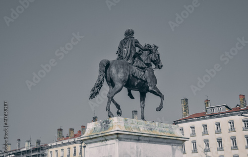 statue of monarch