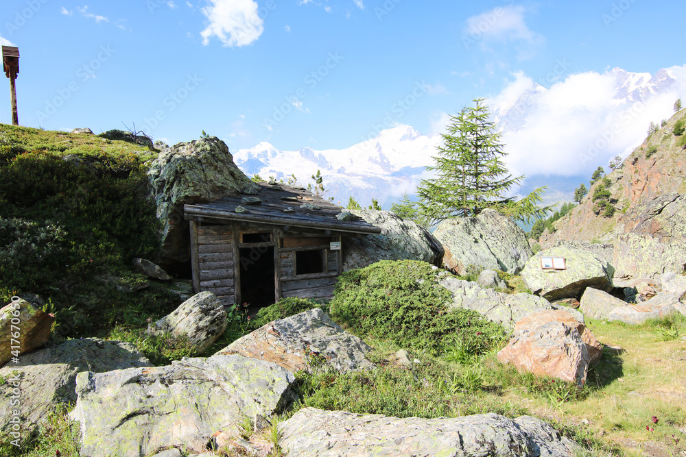 kleine Hütte im Gebirge