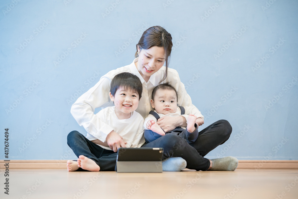 タブレットPCを使ってオンラインコミュニケーションを楽しむ親子 タブレットPCを使ってオンラインコミュニケーションを楽しむ親子