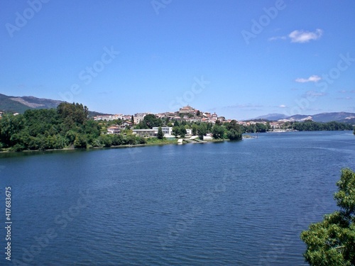 Vista da cidade de Tui a partir da ponte ferroviária de Valença sobre o rio Minho no Caminho de Santiago - rota do central / Espanha