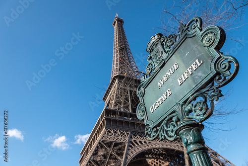 Foto Avenue Gustave Eiffel road sign at the base of the Eiffel Tower in Paris France