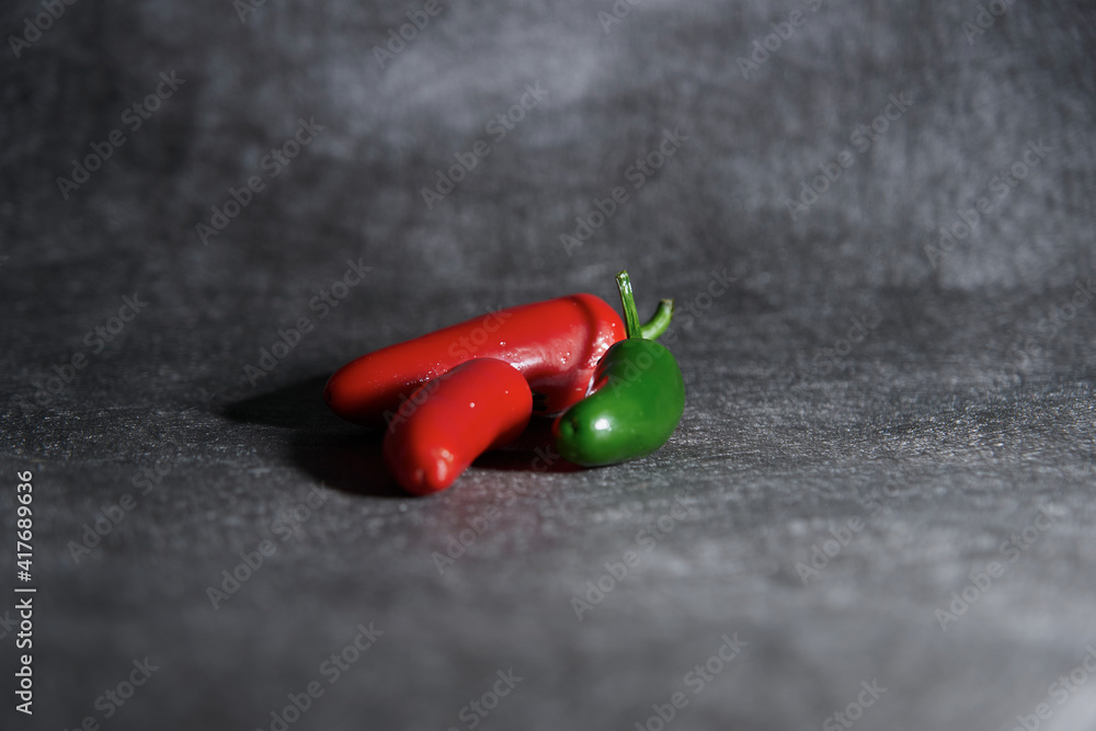Hot Chili ,Paprika rot und grün, unter dem gefilterten Licht - rot, grün