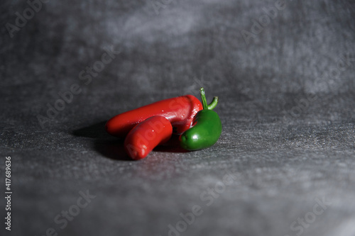 Obraz na płótnie Hot Chili ,Paprika rot und grün, unter dem gefilterten Licht - rot, grün w salonie