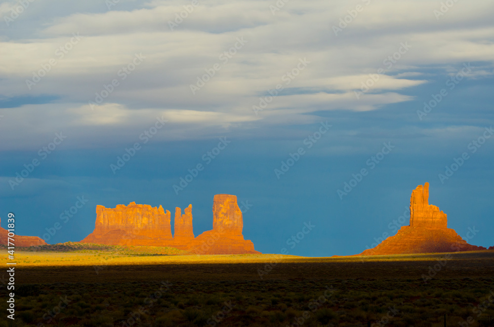 Obraz premium USA, Arizona-Utah border. Monument Valley, Stagecoach Butte, Bear and Rabbit and Castle Rock.