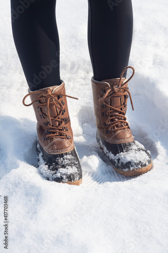 Fotografía woman standing in the snow with boots on