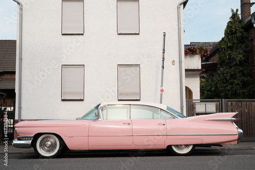 Cadillac Eldorado Limousine der Fünfzigerjahre in Rosa und Pink bei Sonnenschein am 26.07.2019 beim Oldtimertreffen Golden Oldies in Wettenberg Krofdorf-Gleiberg bei Gießen in Hessen photo