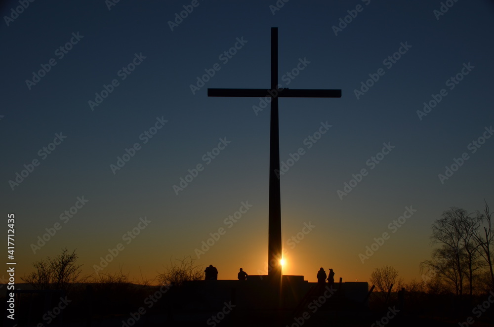 Großes Kreuz im Sonnenuntergang