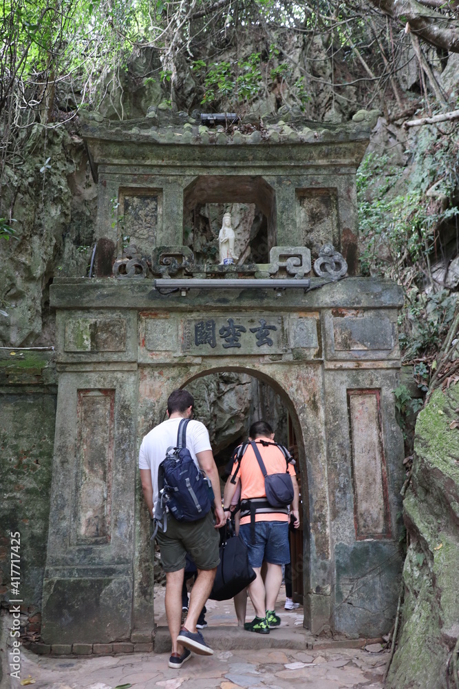 石の門と二人の男性