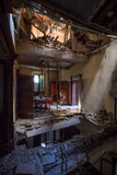 Tavolo da soggiorno in palazzo crollato per terremoto