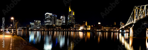 Frankfurt. Main, Skyline und Eiserner Steg. Panorama