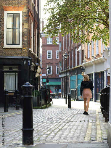 Photos woman walking at sunset  in soho city of london