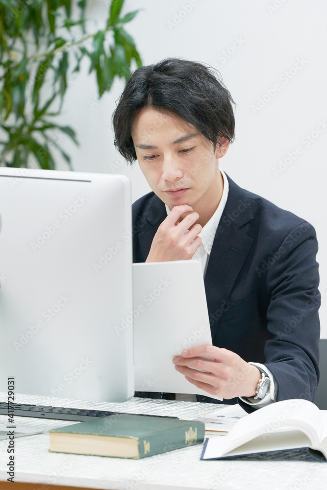オフィスで働くビジネスマン オフィスで働くビジネスマン