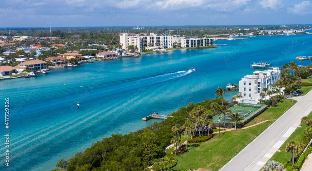  picture of the turquoise water of the intercoastal waterway in Jupiter Florida