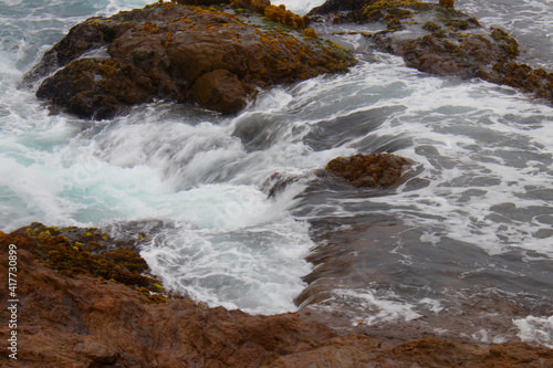 ocean waves flowing on rocks