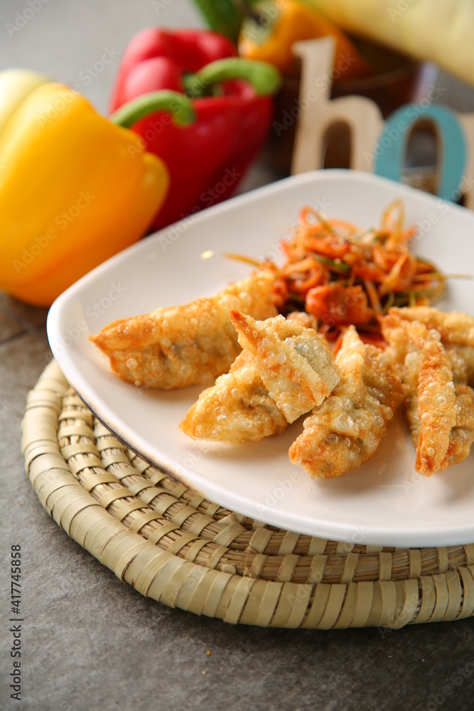 Baked dumplings on a white plate 흰색접시위에 노릇노릇하게 구워진 만두