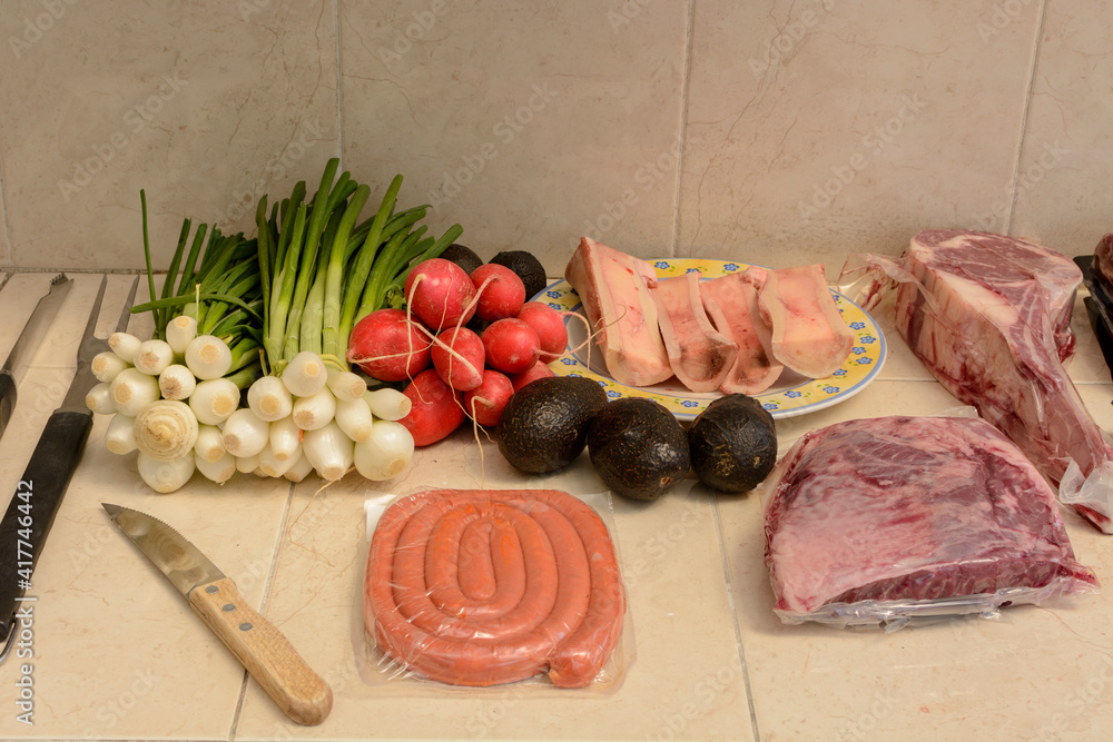 Cortes de carne e ingredientes para hacer una carne asada en la parrilla.  Concepto de parrillada Mexicana Stock Photo | Adobe Stock