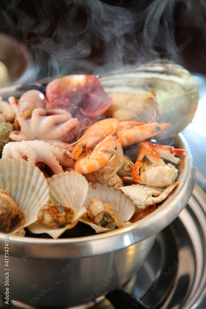 Steamed seafood dish with steaming and fresh seafood 김이 모락모락 나고신선한 해산물이 들어가 있는 해산물찜 요리 Steamed seafood dish with steaming and fresh seafood 김이 모락모락 나고신선한 해산물이 들어가 있는 해산물찜 요리