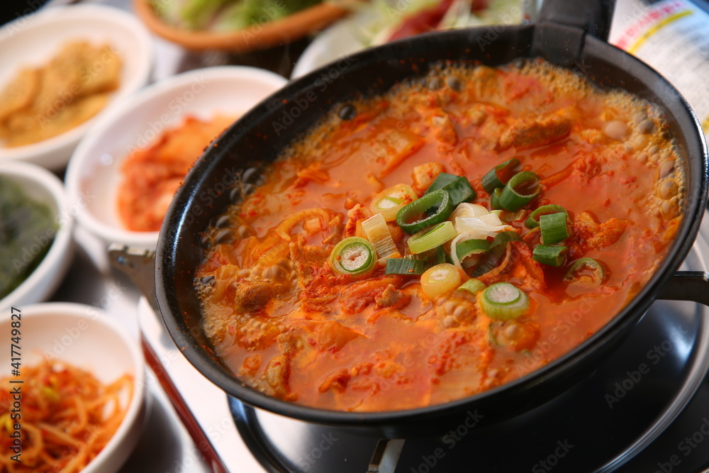 Kimchi Jjigae, a traditional Korean food that boils and tastes delicious
끓여서 맛있게 맛보는 전통 한식 김치 찌개 Kimchi Jjigae, a traditional Korean food that boils and tastes delicious
끓여서 맛있게 맛보는 전통 한식 김치 찌개
