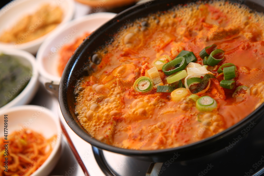 Kimchi Jjigae, a traditional Korean food that boils and tastes delicious
끓여서 맛있게 맛보는 전통 한식 김치 찌개 Kimchi Jjigae, a traditional Korean food that boils and tastes delicious
끓여서 맛있게 맛보는 전통 한식 김치 찌개