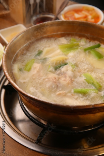한국식 동대문 닭한마리 A Korean-style Dongdaemun chicken