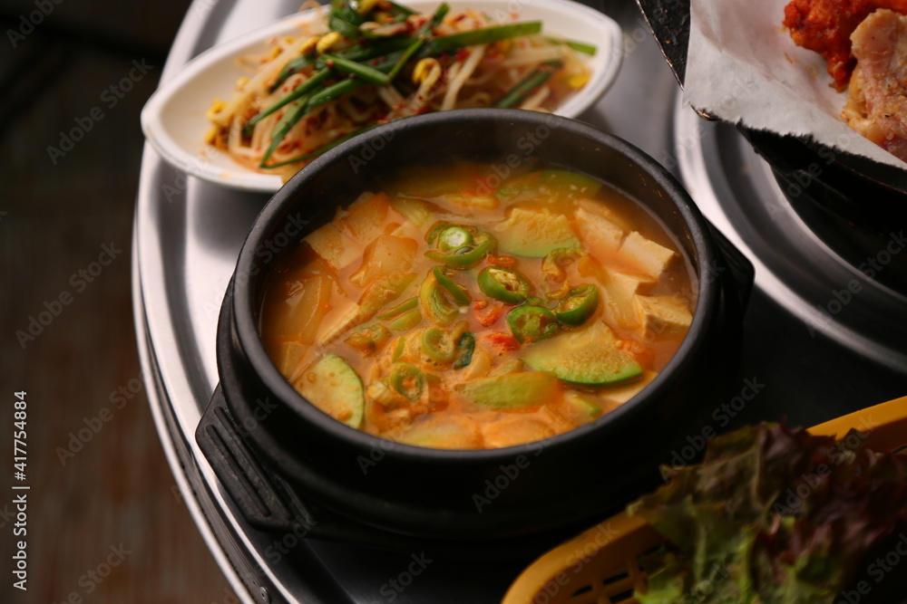 두부가 있는 한국식 뚝배기 된장찌개  Korean-style earthen pot stew with tofu