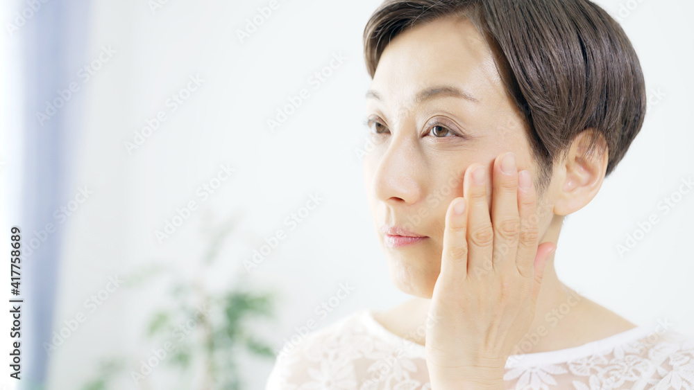 ミドル女性のスキンケアイメージ　美容　アンチエイジング