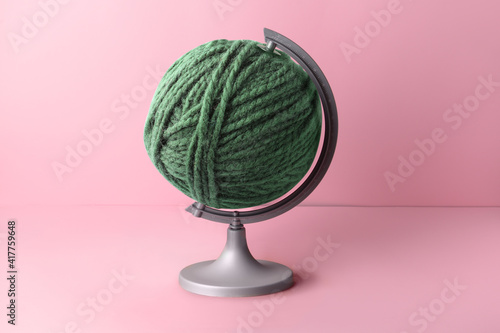 Fotografia, Obraz Globe made of knitting yarn on color background