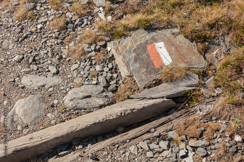 a typical red and white path sign long in the Dolomites area