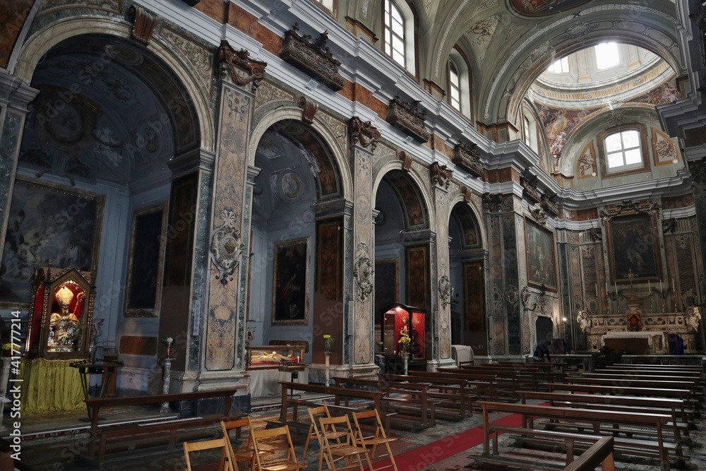 Fototapeta premium Napoli – Interno della Chiesa dei Santi Filippo e Giacomo