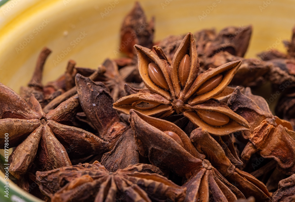 Obraz premium Star anise in a vintage ceramic bowl