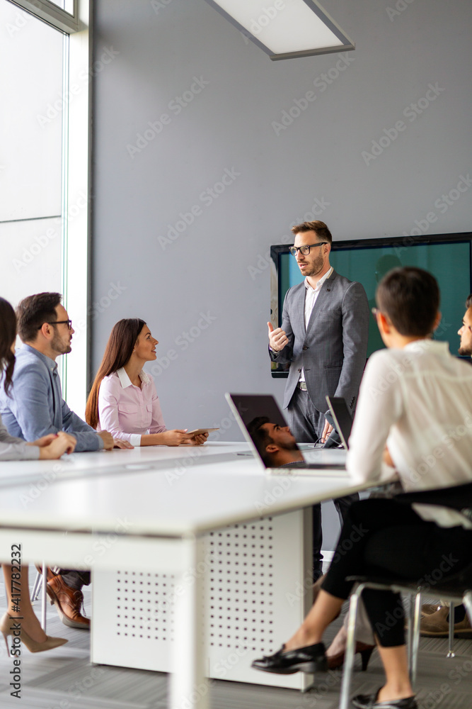 © NDABCREATIVITY - Entrepreneurs and business people conference in modern meeting room © NDABCREATIVITY - Entrepreneurs and business people conference in modern meeting room