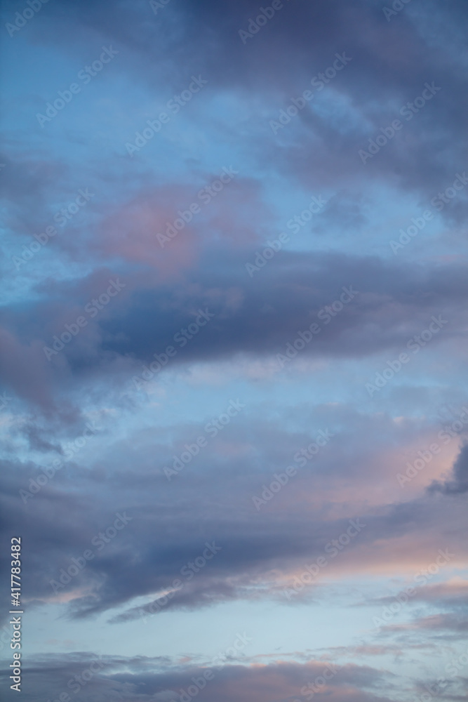 Obraz premium Rain clouds in the sky at sunset
