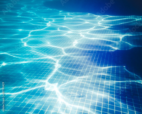 Piscine sous l'eau bleu