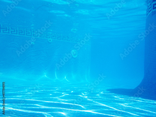 Piscine sous l'eau bleu