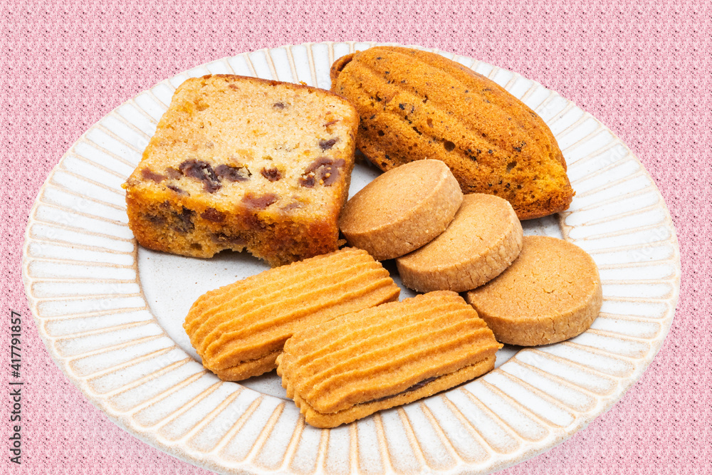 クッキーやケーキ、いろいろな焼き菓子ののった皿 クッキーやケーキ、いろいろな焼き菓子ののった皿