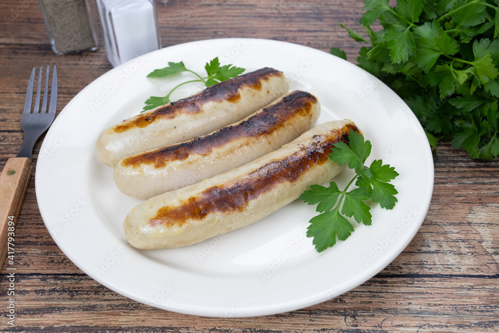 plusieurs boudins blancs cuit dans une assiette plusieurs boudins blancs cuit dans une assiette