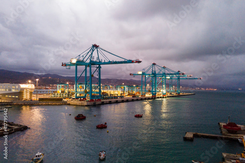 Porto di Vado Ligure, le gru della piattaforma carico - scarico navi