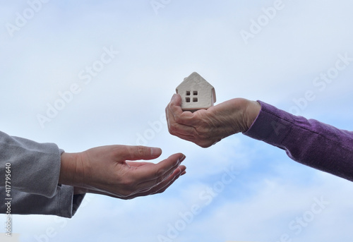 高齢者が家を手渡す　相続・贈与イメージ　 photo