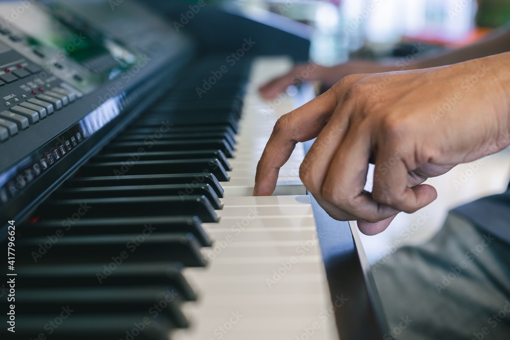 Obraz premium Hand of man play piano keyboard, Music concept.