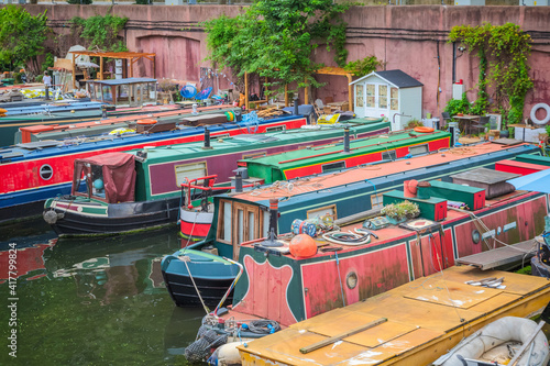 Fotografie Row of narrow boats at Lisson Grove mooring site in London