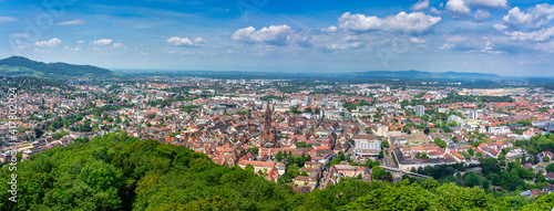 Panorama   ber die M  nster und Altstadt von Freiburg im Breisgau  Schwarzwald  Baden-W  rttemberg  Deutschland
